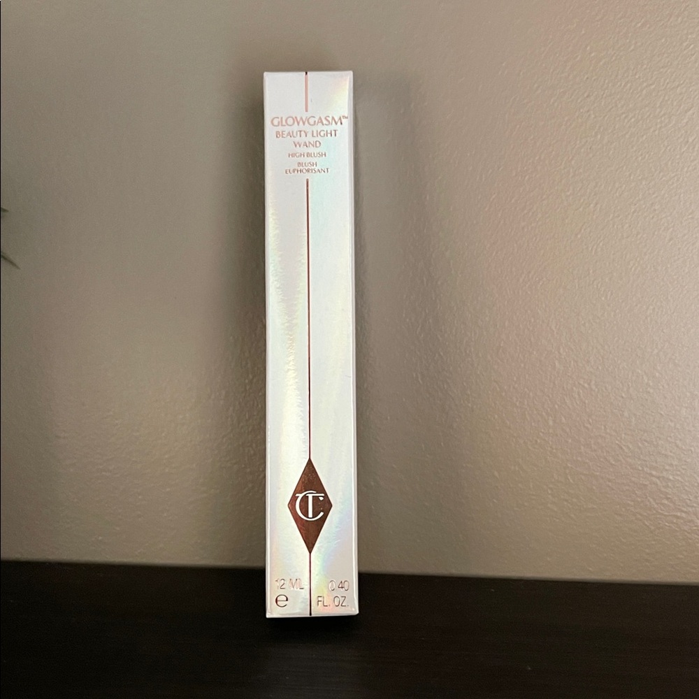 Charlotte Tilbury Glowgasm Highlighter Wand in Pinkgasm.Sealed, no pics of tube.